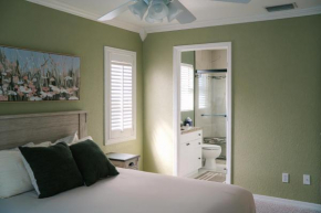 Tropical Paradise - Heated Pool, Spa & BBQ - Close to Restaurants & Beaches!